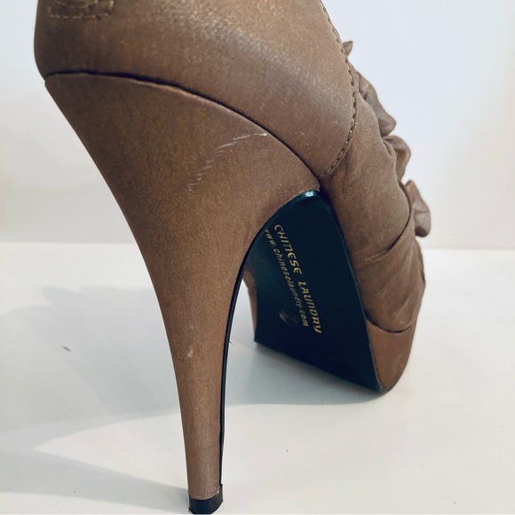 1” Platform Metallic Brown 'Haylie' Chiffon Ruffle Heels Sz 8.5 Chinese Laundry - Picture 12 of 14